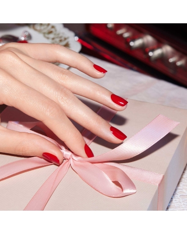 RED VELVET, a deep velvet red nail polish: Manucurist