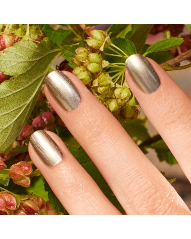 METALLIC, a cool toned gold nail polish: Manucurist
